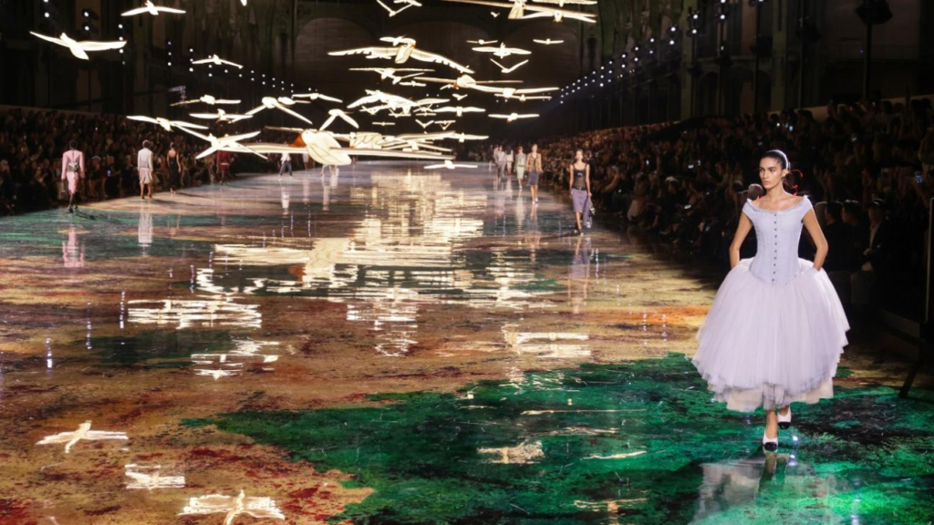 Chanel S/S 2027: Η νέα θηλυκότητα είναι ελεύθερη, ανάλαφρη και σύγχρονη