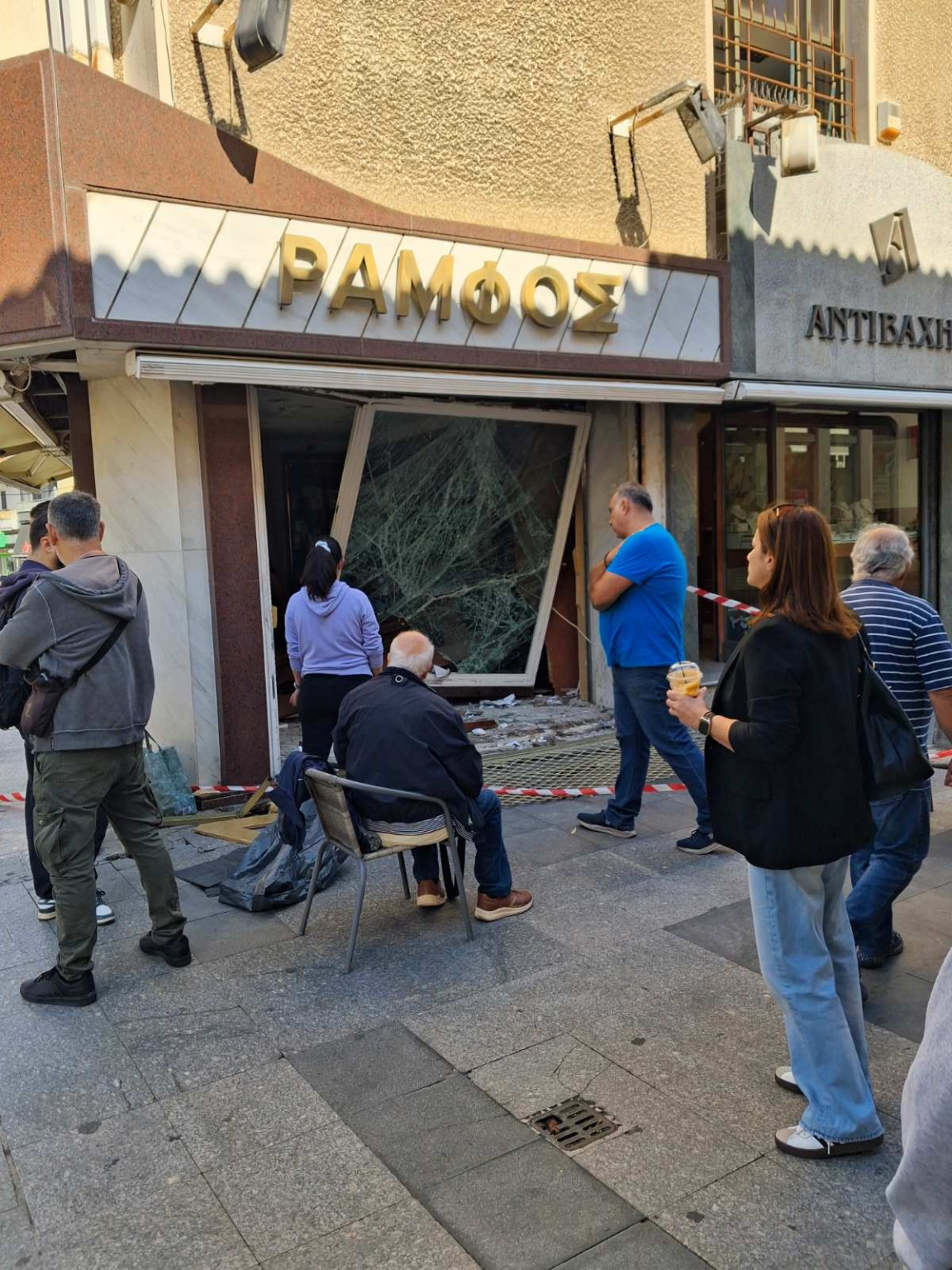 Χαλκίδα: Με αυτοκίνητο διέλυσαν τη βιτρίνα κοσμηματοπωλείου στην Αβάντων