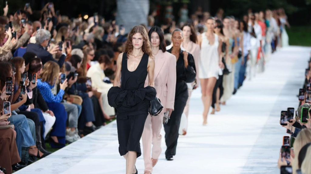 Εβδομάδα Μόδας Παρισιού SS’27: Balmain, Stella McCartney, Dries Van Noten και Tom Ford δείχνουν τον δρόμο για τη νέα σεζόν