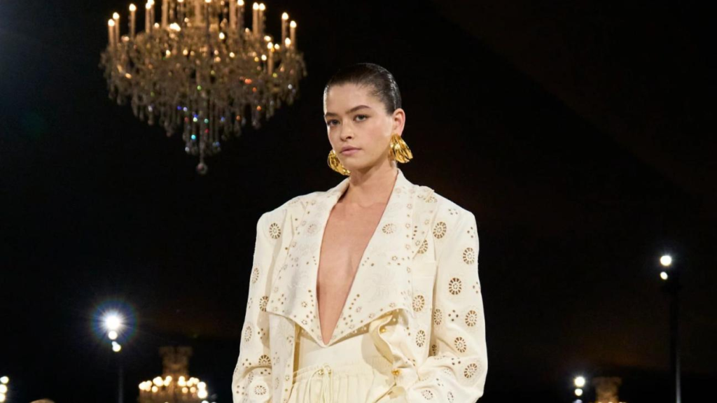 Schiaparelli SS’27: Ο Daniel Roseberry κάνει ένα βήμα πίσω από την couture, όχι από το θέαμα