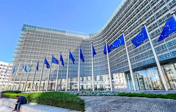 Κομισιόν: Ενεργειακές επενδύσεις 1 δισ. ευρώ έως το 2028 – Ποια προγράμματα περιλαμβάνονται