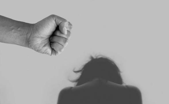 Καταγγελία 34χρονης στην Αυλίδα για βία, απειλές και υλικό από το κινητό της